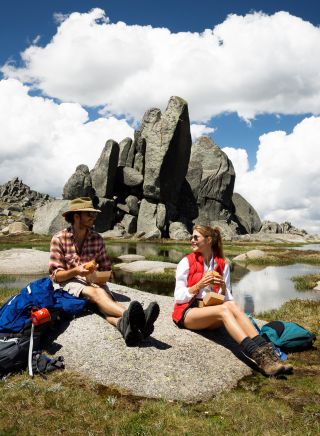 一对夫妇在科休斯科国家公园（Kosciuszko National Park）的科修大雪山地区科修斯科山（Mount Kosciuszko）吃午餐