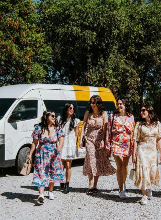 Freunde auf dem Weg zu einer Weintour in Mudgee , Mudgee