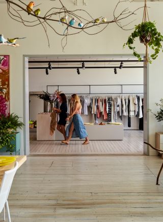 Sonic 大樓內有三家企業 - Jumbled（家居用品）、Iglou（時尚）和 Nimrod（咖啡）、 奧蘭芝（Orange）