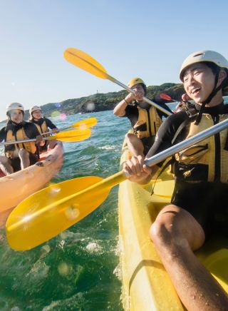 People enjoying sea kayak with Cape Byron Kayaks, Byron Bay