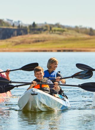 Family enjoying a paddle, Lake Burrendong
