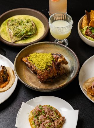 餐桌上的菜餚，Bóveda，蒂魯爾 - 圖片來源：Bóveda