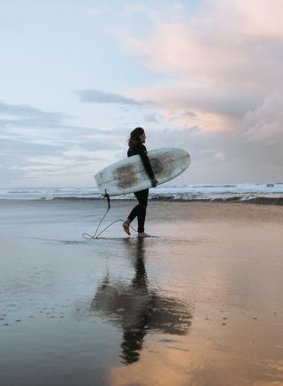 一对夫妇前往冲浪，韦里海滩，凯阿马，南海岸