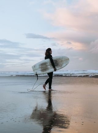 一对夫妇前往冲浪，韦里海滩，凯阿马，南海岸