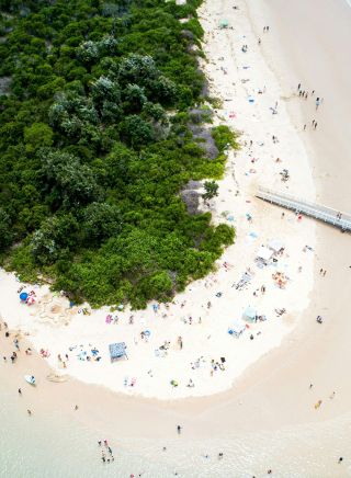 キリックビーチ、クレセントヘッドの白い砂浜の岬と人々の空中写真 - 提供：ピアーズ・ハスカード