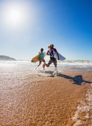 朝の波を楽しむために出かける2人のサーファー、サーフィン、パーム・ビーチ 