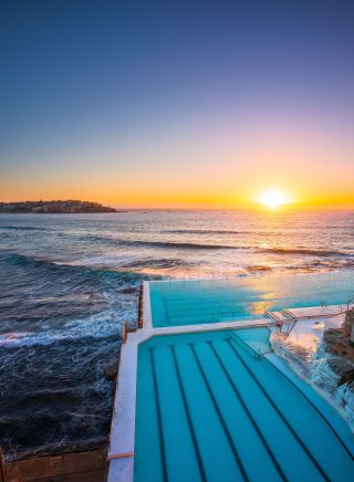 ボンダイ・アイスバーグのプール越しに昇る朝日、ボンダイ・ビーチ