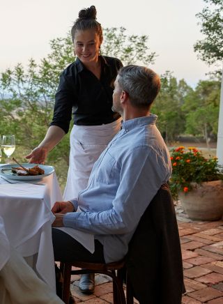 服务员正在为一对情侣服务，Bistro Molines，Mount View