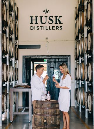 一对夫妇正在参观位于北图姆布尔古姆的赫斯克酿酒厂，并品尝杜松子酒。