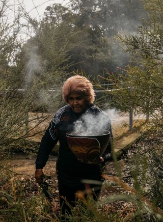 瑪格麗特坎貝爾在雪梨藍調角藍調角保護區舉行煙熏儀式，這是夢幻時光南部 X 體驗的一部分