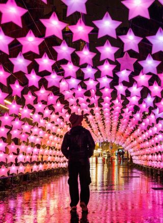 A 40m tunnel filled with over 700 individually controllable acrylic stars, Haymarket