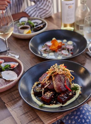 Paar genießt eine Mahlzeit, Latitude 30, Coffs Harbour