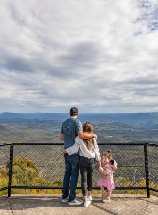 Family enjoys the Blue Mountains Explorer Bus, Katoomba