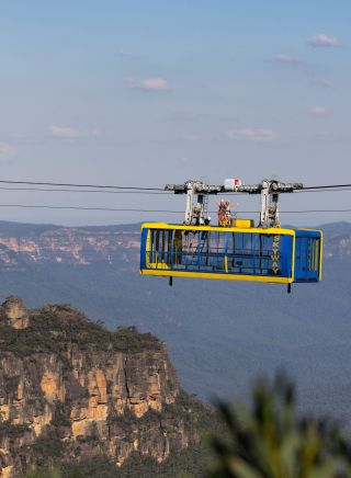Ein Paar genießt Abenteuer und atemberaubende Ausblicke auf dem Beyond Skyway in Katoomba, in den Blue Mountains.