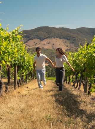 Ein Paar genießt eine Weinprobe bei De Beaurepaire Wines in Rylstone.