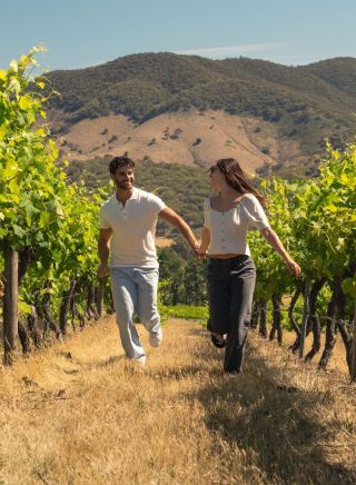 Ein Paar genießt eine Weinprobe bei De Beaurepaire Wines in Rylstone.