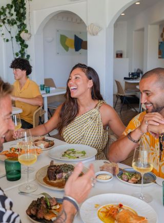 一對夫婦在卡巴里塔海灘的 Halcyon House 享用午餐