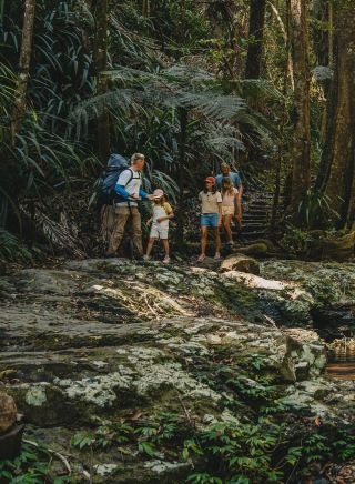 陽光灑在山谷岩石上，尼姆賓岩石，尼姆賓 - 圖片來源：利斯莫爾旅遊局