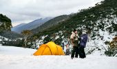 一对情侣在大雪山地区斯瑞德伯的死马峡帐篷旁放松休息