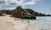 三人奔入水中，宾吉北海滩，宾吉 - 图片来源：Eurobodalla Coast Tourism