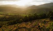 Paar genießt einen Tag beim Mountainbiken im Sonnenuntergang, Barrington Bike Park, Bindera