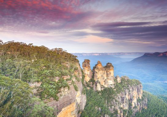 Sun sets over the Three Sisters, Katoomba in the Blue Mountains