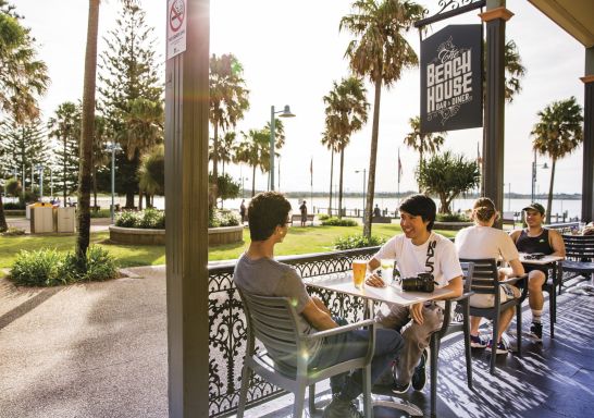 Freunde genießen Nachmittagsdrinks im The Beach House Restaurant and Bar in Port Macquarie, Nordküste