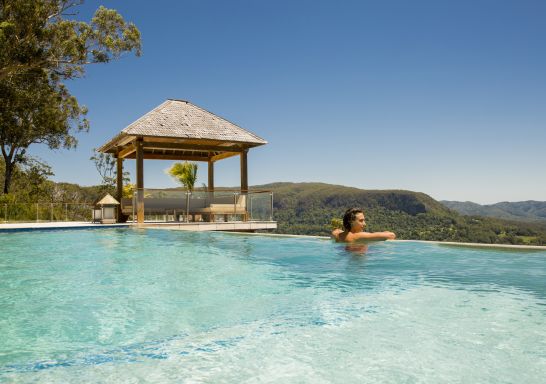 客人在穆伦宾比的 Koonyum Range Retreat 欣赏拜伦湾腹地的新鲜景色