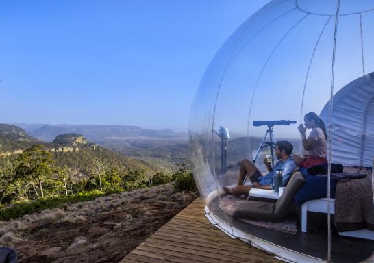 Bubbletent Australien – ein Paar genießt Tee – Capertee Valley, Blue Mountains