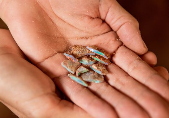 Opals found at Red Earth Opal, White Cliffs