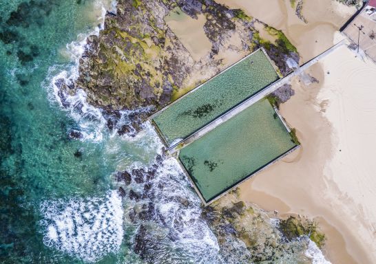 Luftaufnahme mit Blick auf die Austinmer Ocean Pools, Austinmer Beach