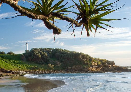 Leuchtturm von Yamba über dem Main Beach bei Yamba im Clarence Valley, Nordküste