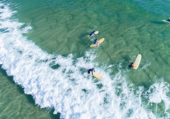 拜伦湾灵魂冲浪学校主海滩的冲浪者