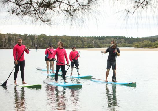 与考夫斯港Wajaana Yaam Gumbaynggirr 探险之旅的同行者一起，与世界首批桨手的直系后代一起划桨