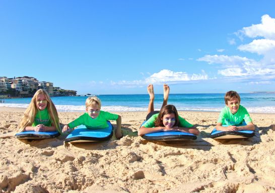 Surfschüler mit ihren Surfbrettern, Lets Go Surfen, Bondi Beach – Bildnachweis: Lets Go Surfen