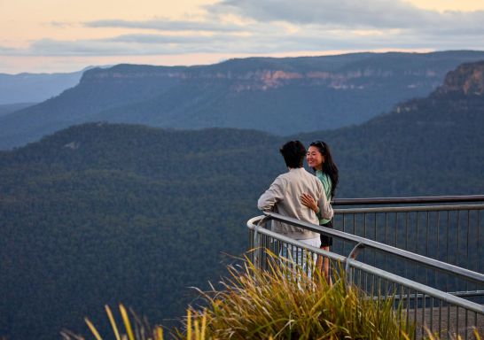 Couple visits Echo Point, Echo Point, Katoomba